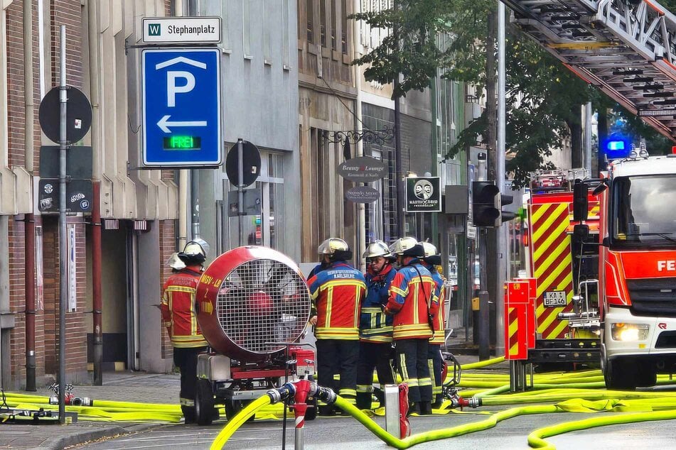 Besitzer dürfen nicht zu ihren Autos: Abschleppfirma nach Parkhaus-Brand gefordert