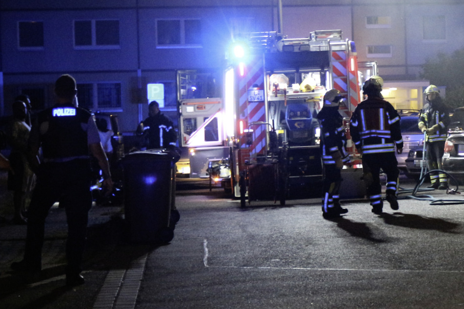 Zahlreiche Einsatzkräfte der Feuerwehr waren Dienstagnacht zu dem Brand in Grünau geeilt. Unbekannte hatten dort einen Kinderwagen im Treppenhaus eines Wohnkomplexes angezündet.