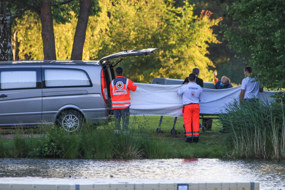 Ein Mann und seine vierjährige Tochter sind im Badesee ums Leben gekommen.