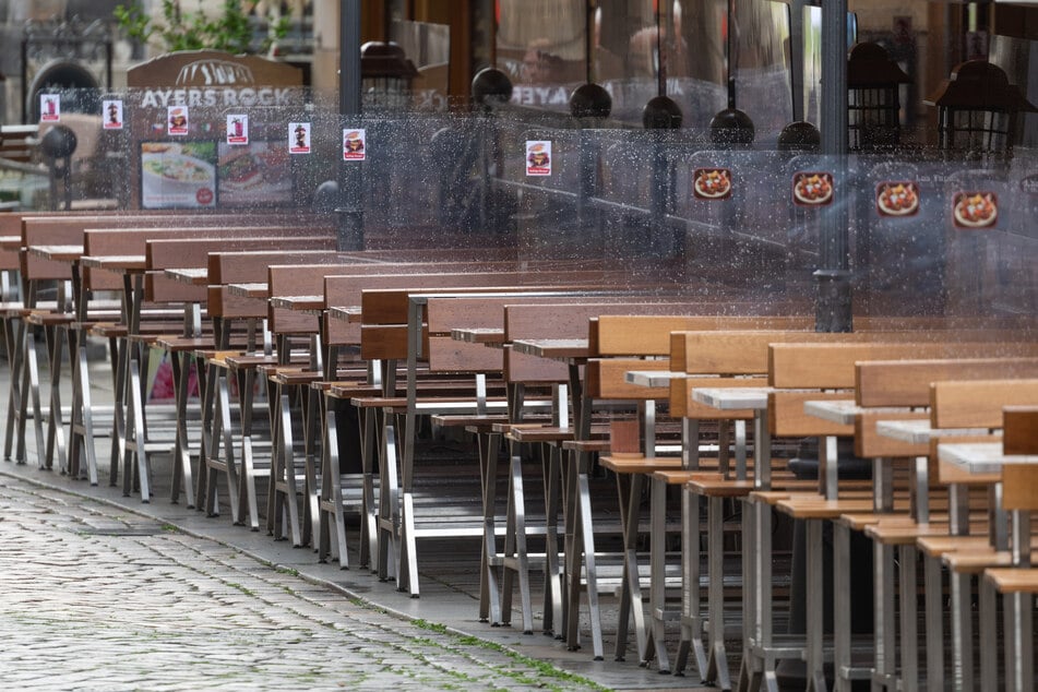 Bereits im Frühjahr 2020 waren überall leere Tische in Dresden zu sehen, wie hier in der Münzgasse. Nun wird ein konkreter Öffnungsplan von Sachsens Gastgewerbe verlangt.