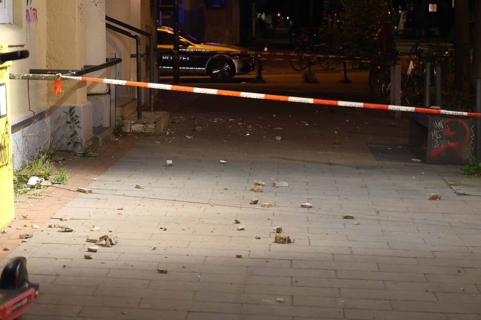 Faustgroße Fassadenstücke fielen auf die Straße.