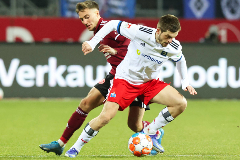 Insbesondere in den zweiten 45 Minuten lieferten sich der FCN und der HSV viele intensive Zweikämpfe. Hier behauptet Hamburgs Giorgi Chakvetadze (r.) den Ball gegen Kilian Fischer.