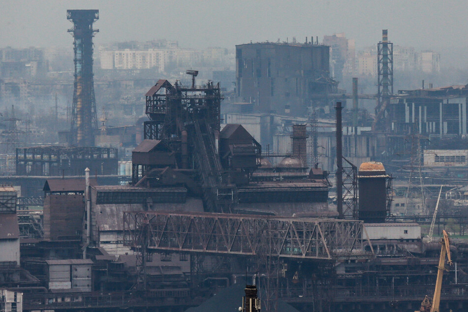 In dem belagerten Stahlwerk Azovstal in der ukrainischen Hafenstadt Mariupol sollen schreckliche Zustände herrschen.