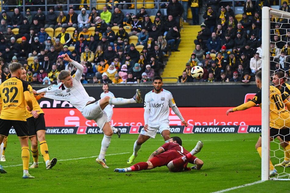 Joel Bichsel (24) traf bereits in der Saison 2024/25 auf Dynamo, verzieht hier gegen Tim Schreiber.