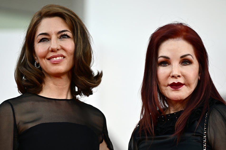 Sofia Coppola (52, l.) und Priscilla Presley (78, r.) beim 80. internationalen Filmfestival in Venedig zur Vorpremiere vom Film "Priscilla".