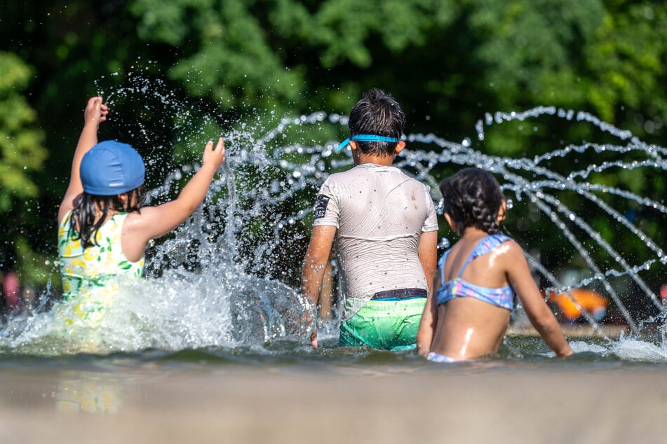 Glücklicherweise sind bis Mitte August noch Ferien in Sachsen, so dass zumindest die Kinder die heißen Tage im Wasser verbringen können.