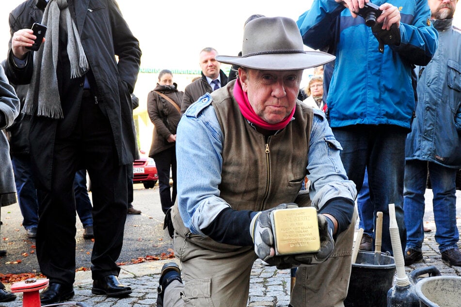 Gunter Demnig (75) beim Verlegen der Steine im Jahr 2012.