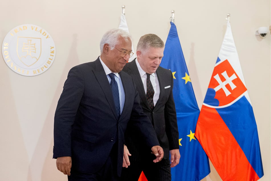 Der slowakische Regierungschef Robert Fico (60, r.) und der Präsident des Europäischen Rates Antonio Costa (64) aufgenommen während eines Empfangs im Büro der slowakischen Regierung.