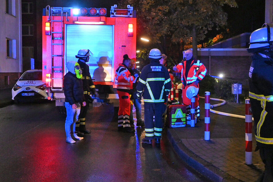 Hamburg: Brennender Kinderwagen: Feuerwehr rettet zehn Personen aus Wohnhaus