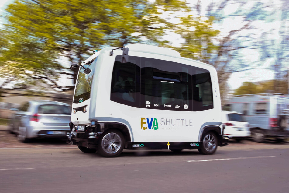 In Karlsruhe fuhren im Rahmen des Forschungsprojekts "EVA-Shuttle" bereits im letzten Jahr autonome Minibusse durch die Stadt. So ähnlich soll es bald auch im hessischen Verkehr aussehen.