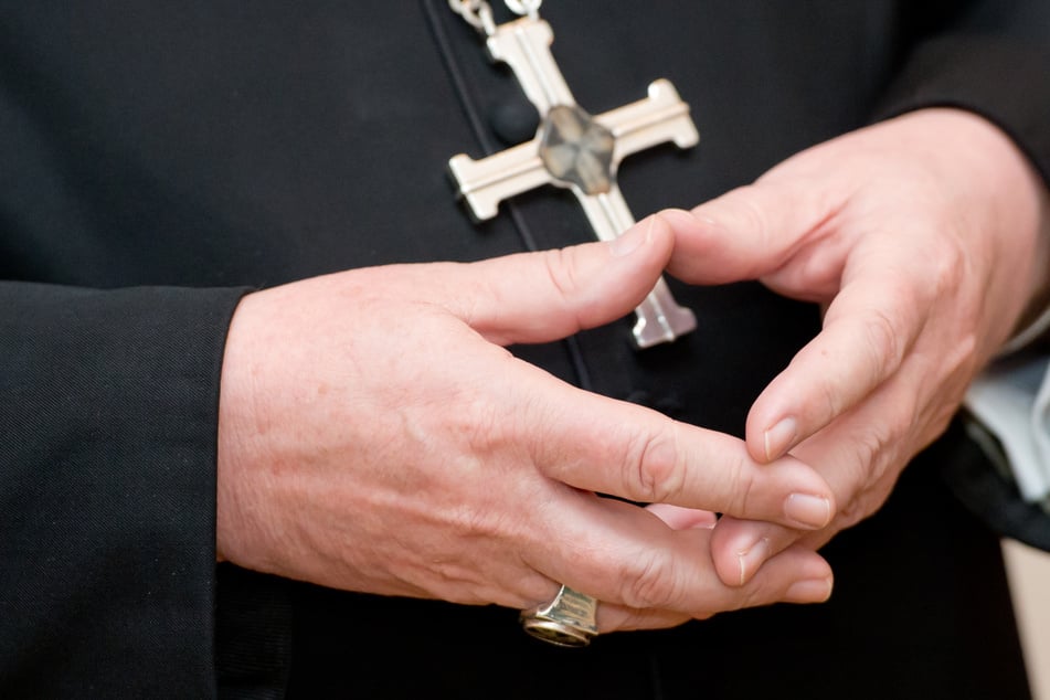 Der Priester der Gemeinde wurde im Schlaf überrascht und mit einem Messer zur Herausgabe seines Bargelds gebracht. (Symbolbild)