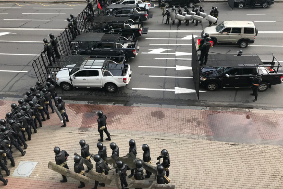 Der Unabhängigkeitsplatz ist mit Metallgittern gesperrt und von Hundertschaften der Polizei umstellt.