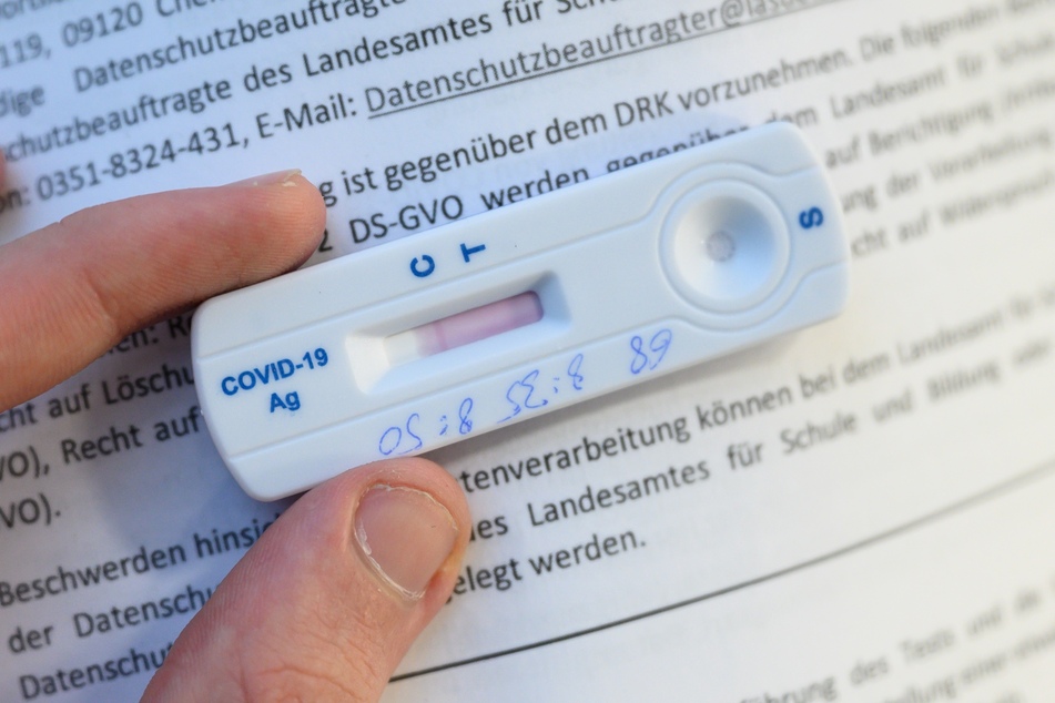 Ein erster Corona-Test fiel Tags darauf zwar negativ aus, ein späterer Test dann aber positiv.
