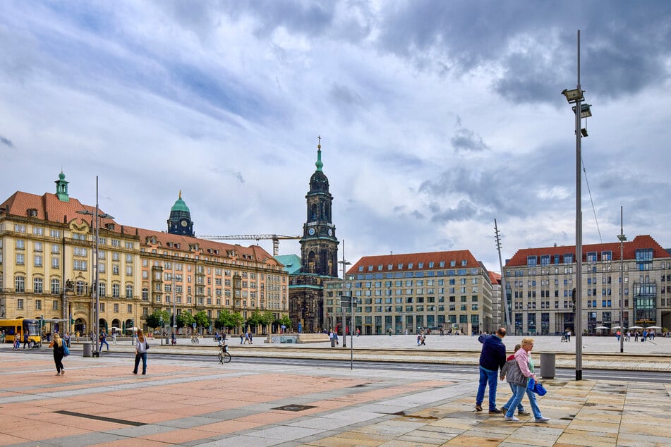 Im Zweiten Weltkrieg wurde der historische Altmarkt zerstört und später ohne Wolkenkratzer wiederaufgebaut.