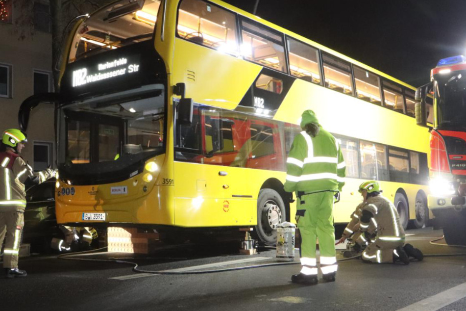 Berlin: Jugendliche Opfer des schweren Busunfalls sollen Straße bei Rot überquert haben
