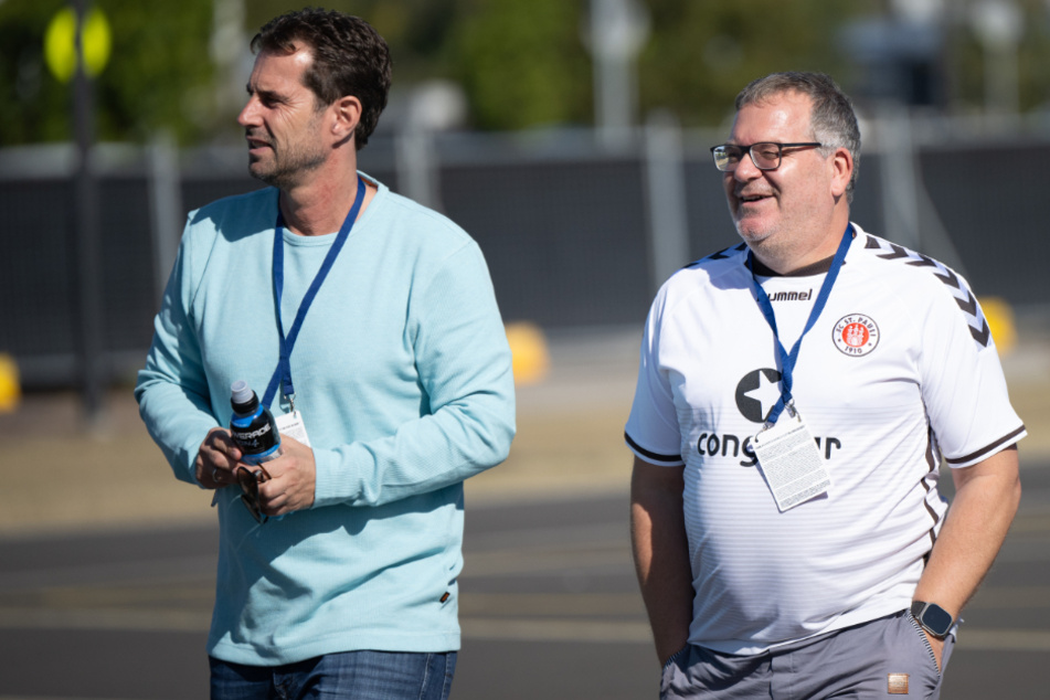 Elton (52, r.) besuchte zusammen mit dem Sportdirektor der Frauenabteilung vom VfL Wolfsburg, Ralf Kellermann (54), die DFB-Stars.