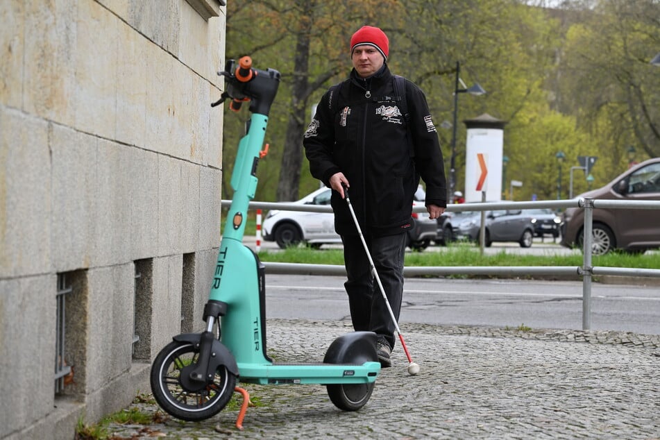 Für Blinde und Sehbehinderte wie Lars Geither (45) sind an Hauswänden abgestellte E-Scooter ein gefährliches Hindernis.