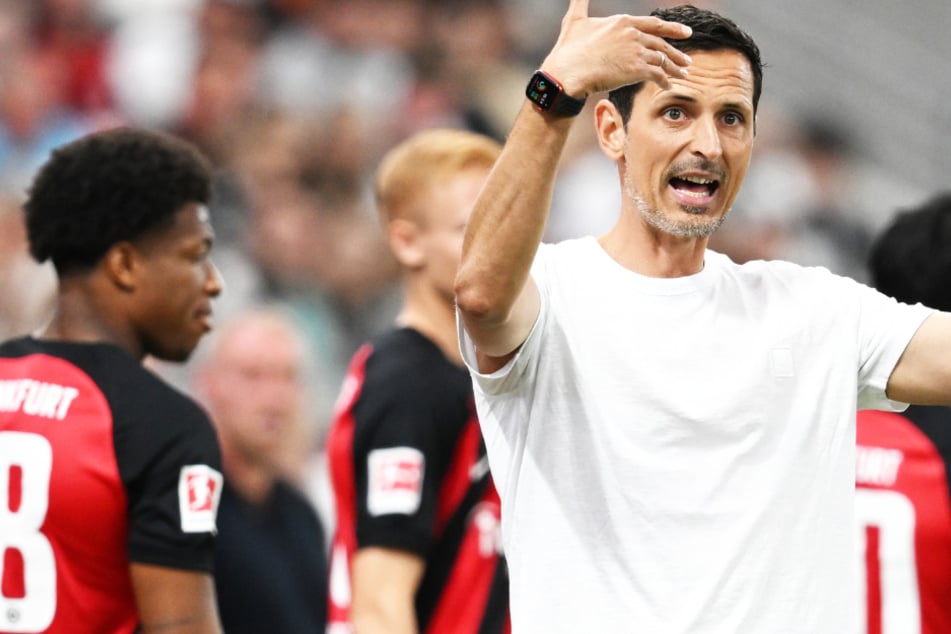 Auch beim letzten Testspiel von Eintracht Frankfurt vor dem Start der Fußball-Bundesliga konnte Cheftrainer Dino Toppmöller (42) seine Spieler nicht siegen sehen: Gegen Nottingham Forrest kamen die Adler nur zu einem 0:0.