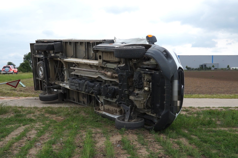 In dem Leicht-Lkw saßen mehrere Erntehelfer.