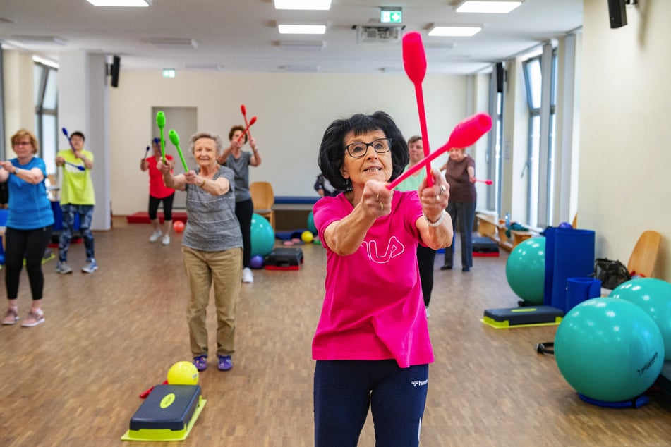 Sport frei! Auch am Dienstag lehrte Christa Strandt (85) ihre Senioren-Schülerinnen, wie man fit bleibt.