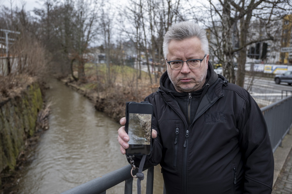 Ralf Endig (58) zeigt sein Foto von den "Tier"-Scootern im Pleißenbach.