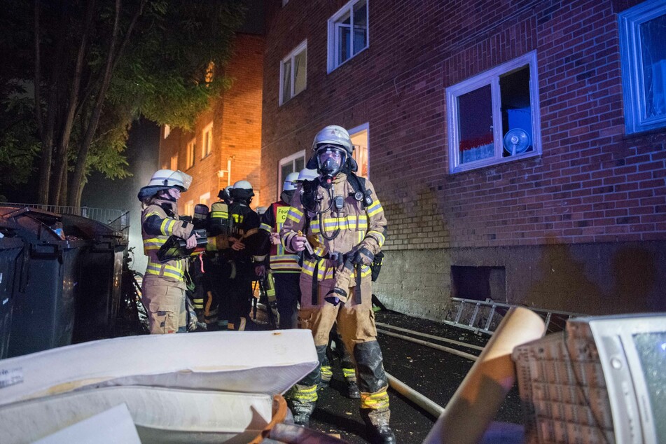 Zahlreiche Feuerwehrleute und Mitarbeiter der Stadt waren im Einsatz, um das Feuer zu löschen und die Bewohner in Sicherheit zu bringen.