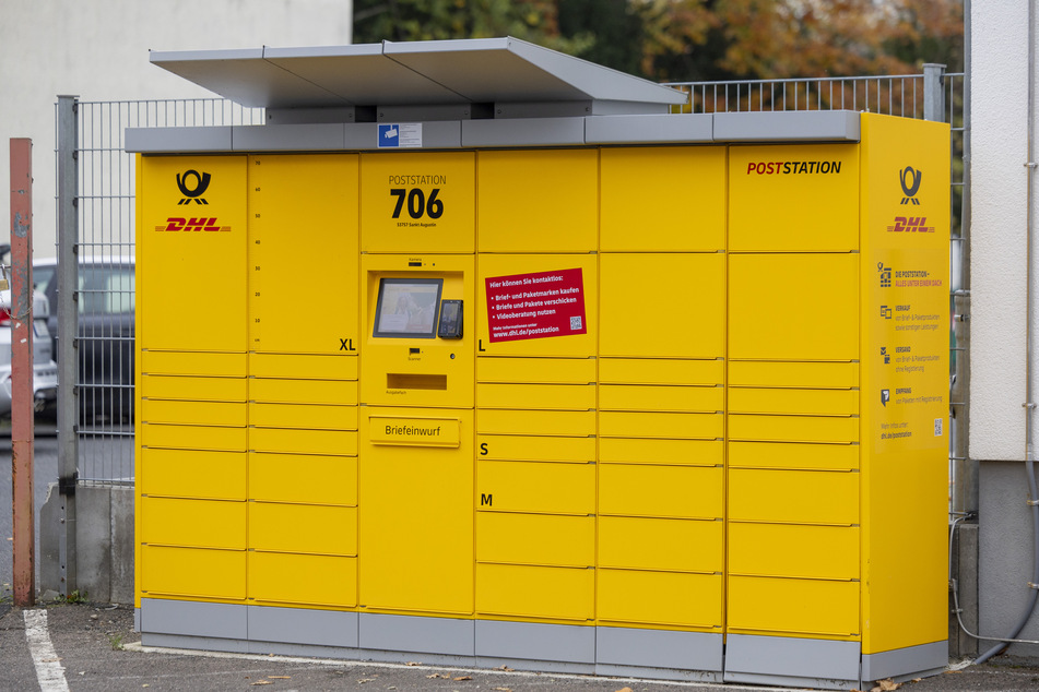 Statt echten Filialen setzt die Deutsche Post immer mehr auf Automaten und Poststationen. (Archivbild)