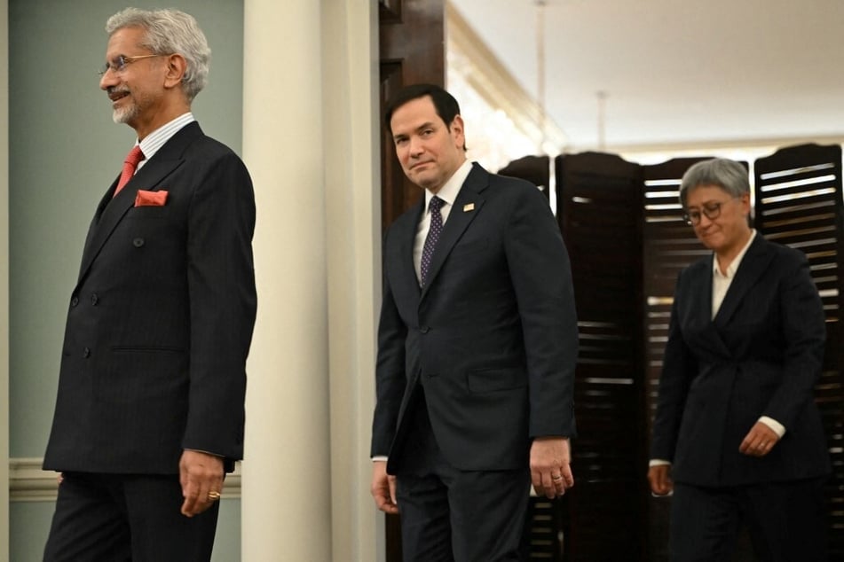 US Secretary of State Marco Rubio (c.) walks with Australian Foreign Minister Penny Wong (r.) and Indian Foreign Minister Subrahmanyam Jaishankar before meetings of Indo-Pacific Quad ministers at the State Department on January 21, 2025.