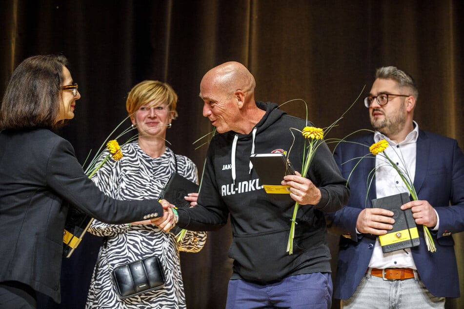 Thomas Blümel (61, 2.v.r.) bekam im November die Glückwünsche für den Einzug in den neu gewählten Aufsichtsrat der SG Dynamo. Jetzt wurde er seines Amtes enthoben.