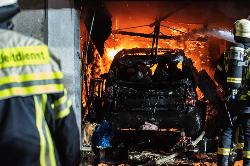 150.000 Euro Schaden bei Garagenbrand: Feuer greift auf Wohngebäude über