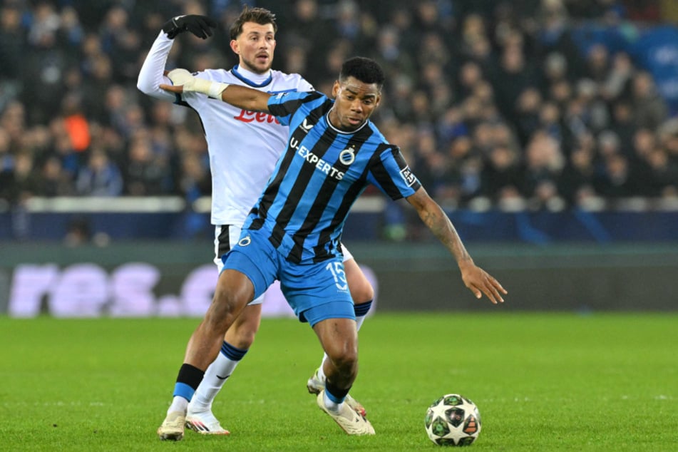 Raphael Onyedika (24, vorne) könnte auf den letzten Drücker noch zu Eintracht Frankfurt wechseln.
