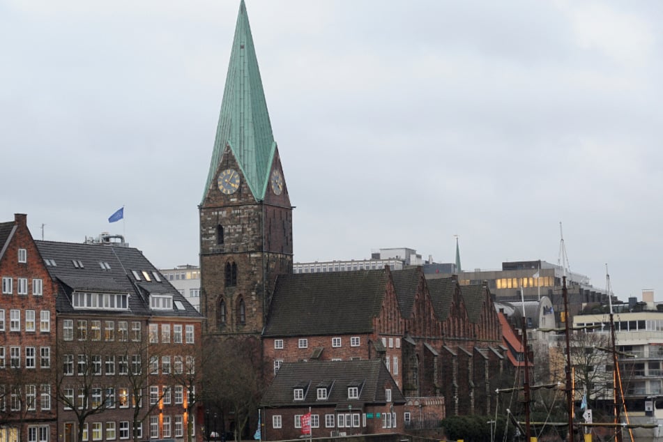 Die St.-Martini-Kirche liegt direkt an der Weser in Bremen. (Archivbild)