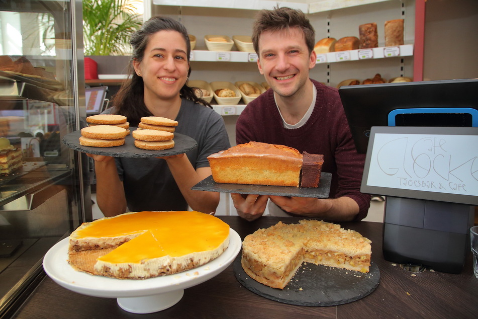 Lisa Schaefer (34) und Tino Götz (30) laden zu Kaffee und Kuchen in "Die Glocke" am Martin-Luther-Platz ein.