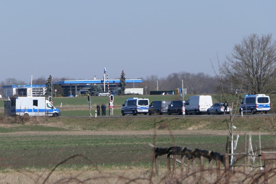 Ein größeres Polizeiaufgebot durchsuchte im Auftrag des BKA am Donnerstag einen Bahndamm bei Brandis (Landkreis Leipzig).