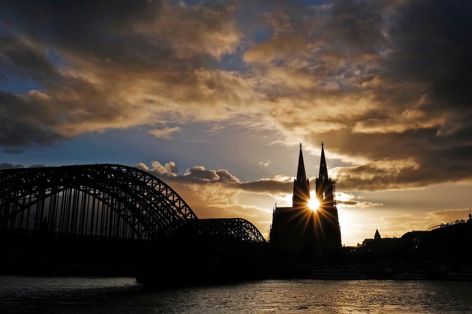 Die bekannte Kölner Skyline: die Hohenzollernbrücke und der Dom.