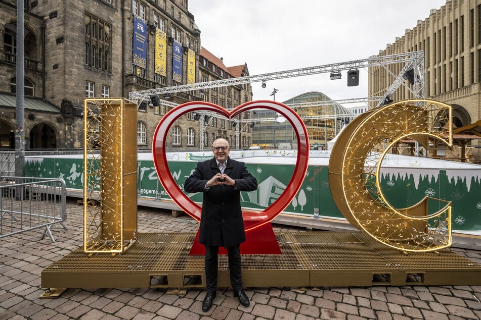 Oberbürgermeister Sven Schulze (50, SPD) hat am Mittwoch den beleuchteten Fotopoint mit dem Schriftzug "I love C" auf dem Chemnitzer Neumarkt eingeweiht.