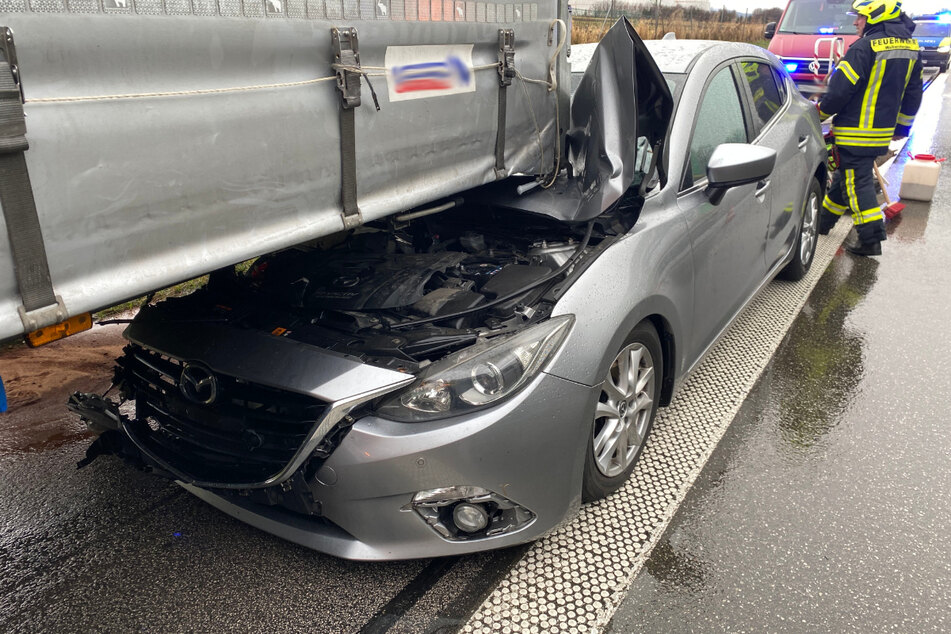Unfall A4: Mazda kracht auf der A4 in Lkw und verkeilt sich unter dem Anhänger