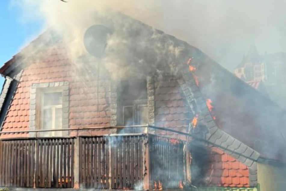 Flammen breiten sich über Fassade aus: Hoher Schaden nach Brand in Wernigerode