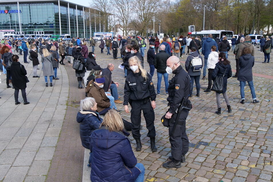 Polizisten und Demonstranten in Bremen.