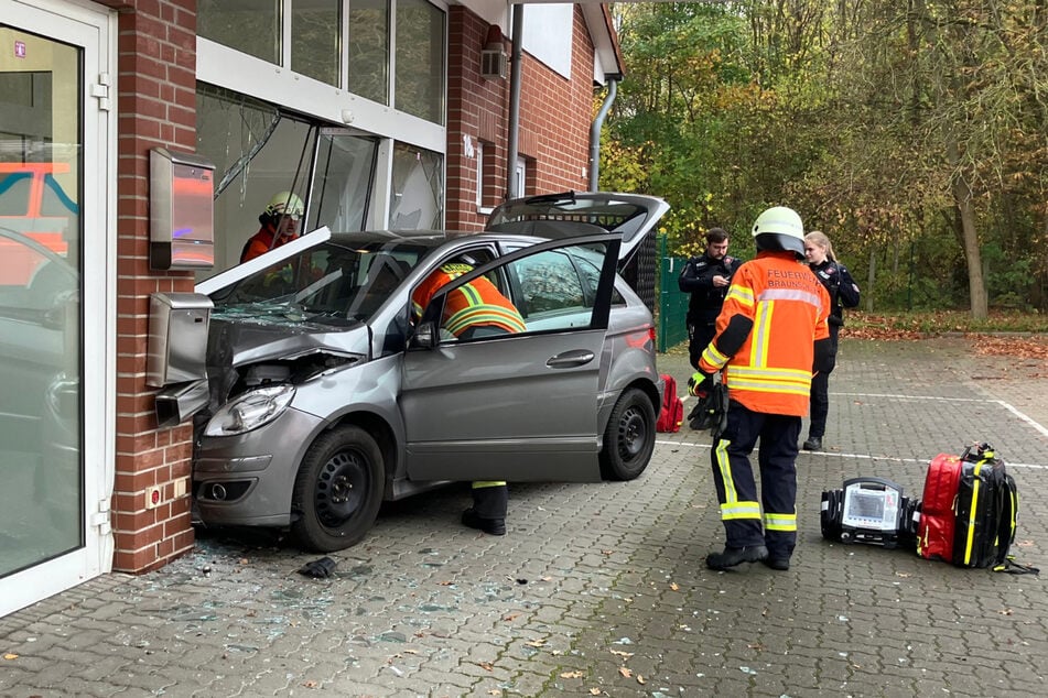 Ein Mercedes war frontal in eine Braunschweiger Arztpraxis gekracht.