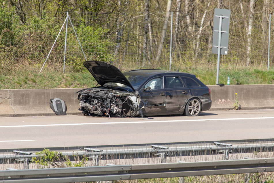 Der Audi wurde im Frontbereich völlig demoliert.