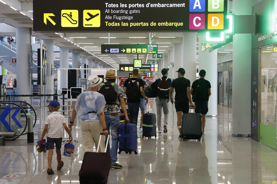Passagiere kommen am Flughafen Palma de Mallorca an.