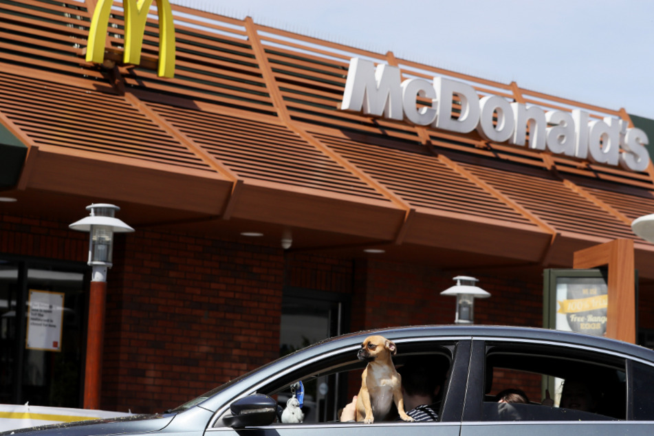 Natürlich gelten die höheren Preise auch für den Drive-Thru des Fast-Food-Restaurants.