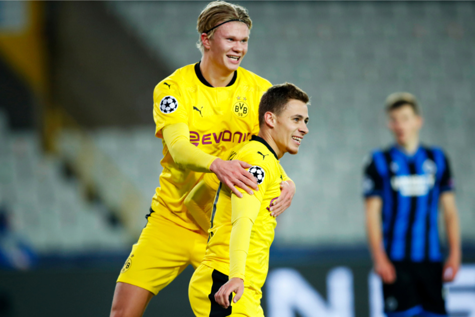 Doppelpacker Erling Haaland (l.) gratuliert Thorgan Hazard zu seinem 1:0-Führungstor.
