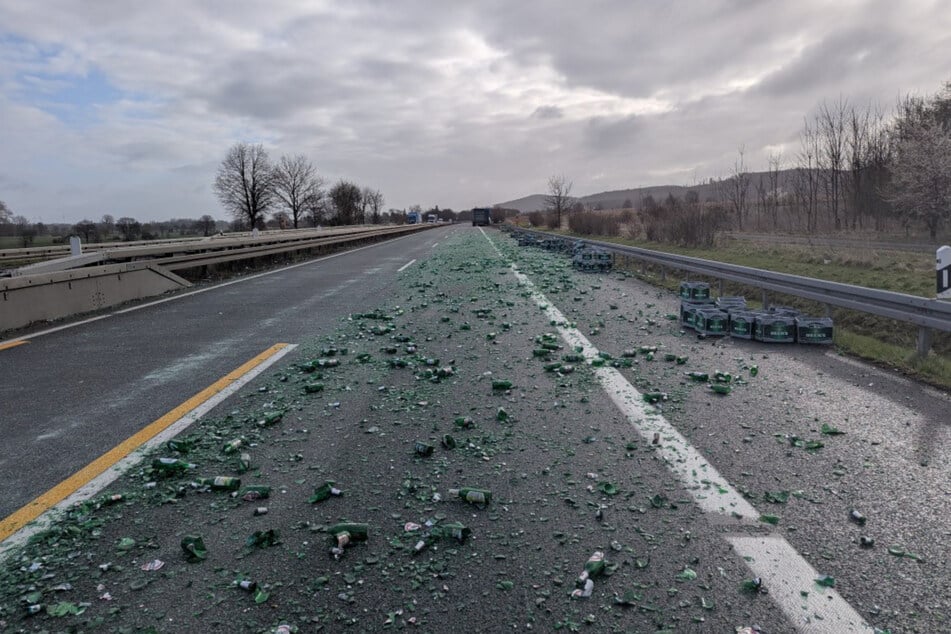 Infolge des Unfalls wurde das Leergut mehrere Meter weit verteilt.