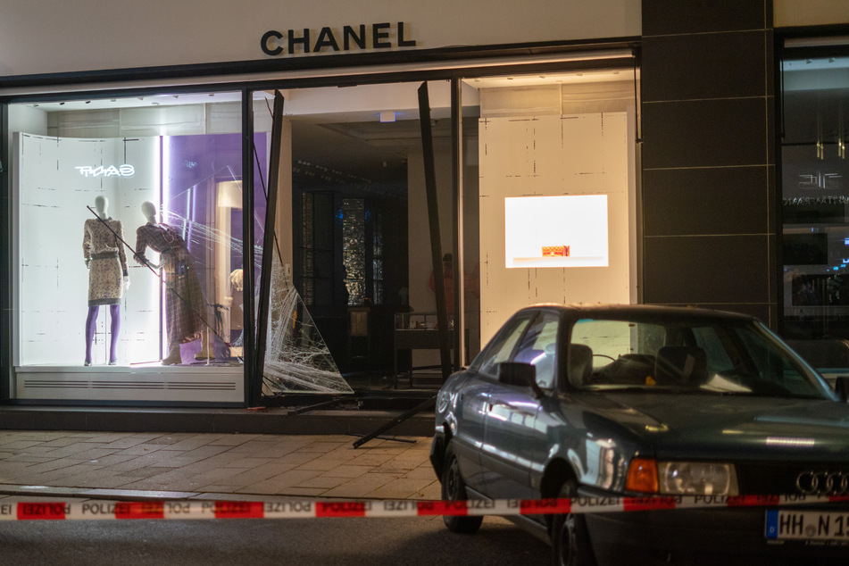 Der Audi A80 vor dem demolierten Schaufenster des Chanel-Geschäfts in Hamburg.