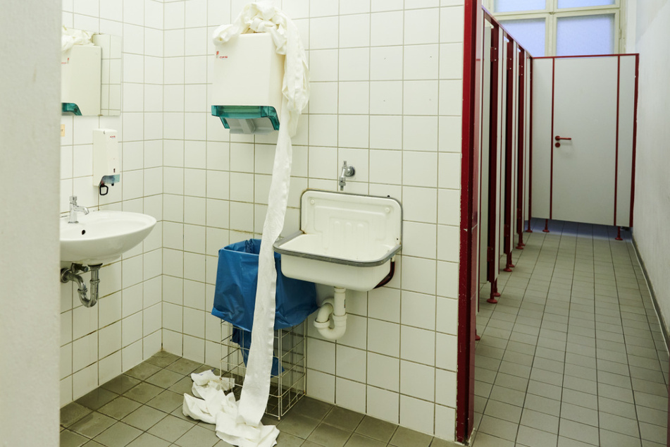 In einer Kieler Gemeinschaftsschule sind die Jungentoiletten defekt. (Symbolbild)