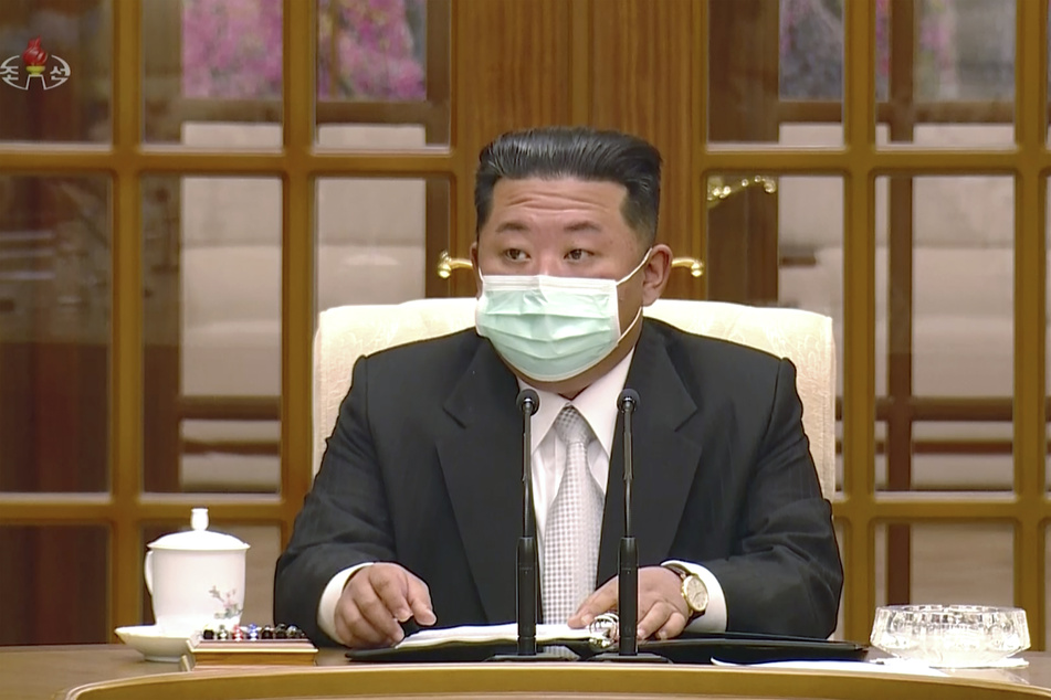 Kim Jong-un (38), Machthaber von Nordkorea, bestätigt in einem Treffen den ersten Corona-Toten im Land.