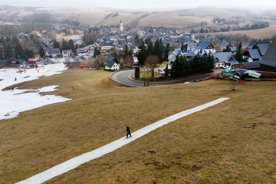 Am Fichtelberg fehlt der Schnee: Die Betreiber retteten sich zuletzt mit Skimatten, die Schneefreie Zonen überbrücken sollen. Doch nun musste der Betrieb vorerst eingestellt werden.