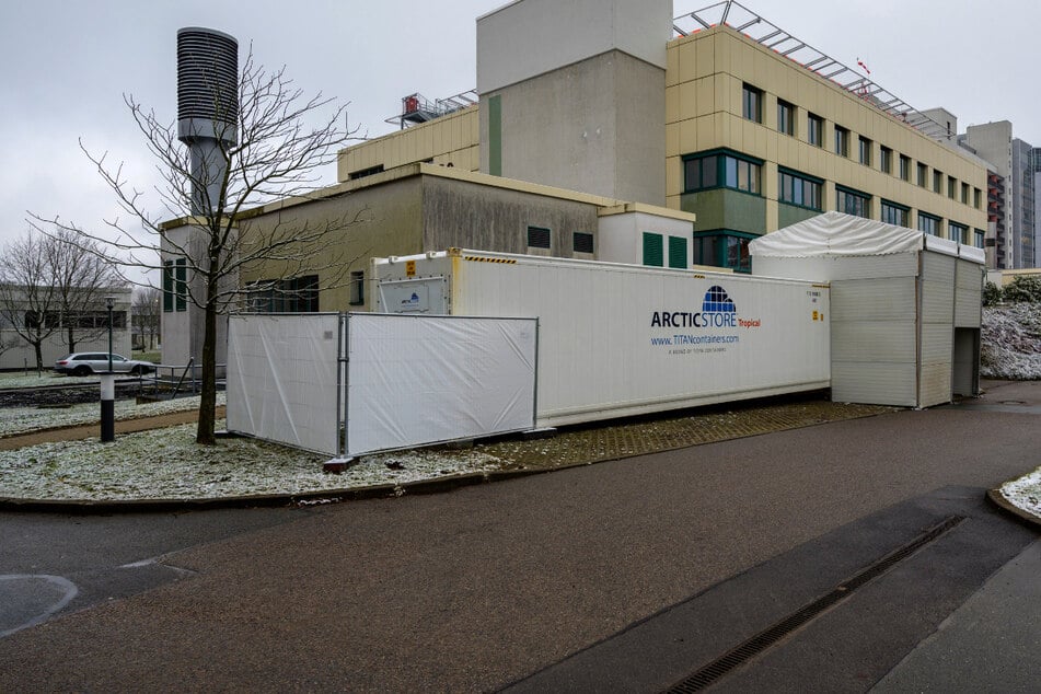Kühlcontainer für Leichen steht wieder am Klinikum: Hier lagert Chemnitz die Corona-Toten